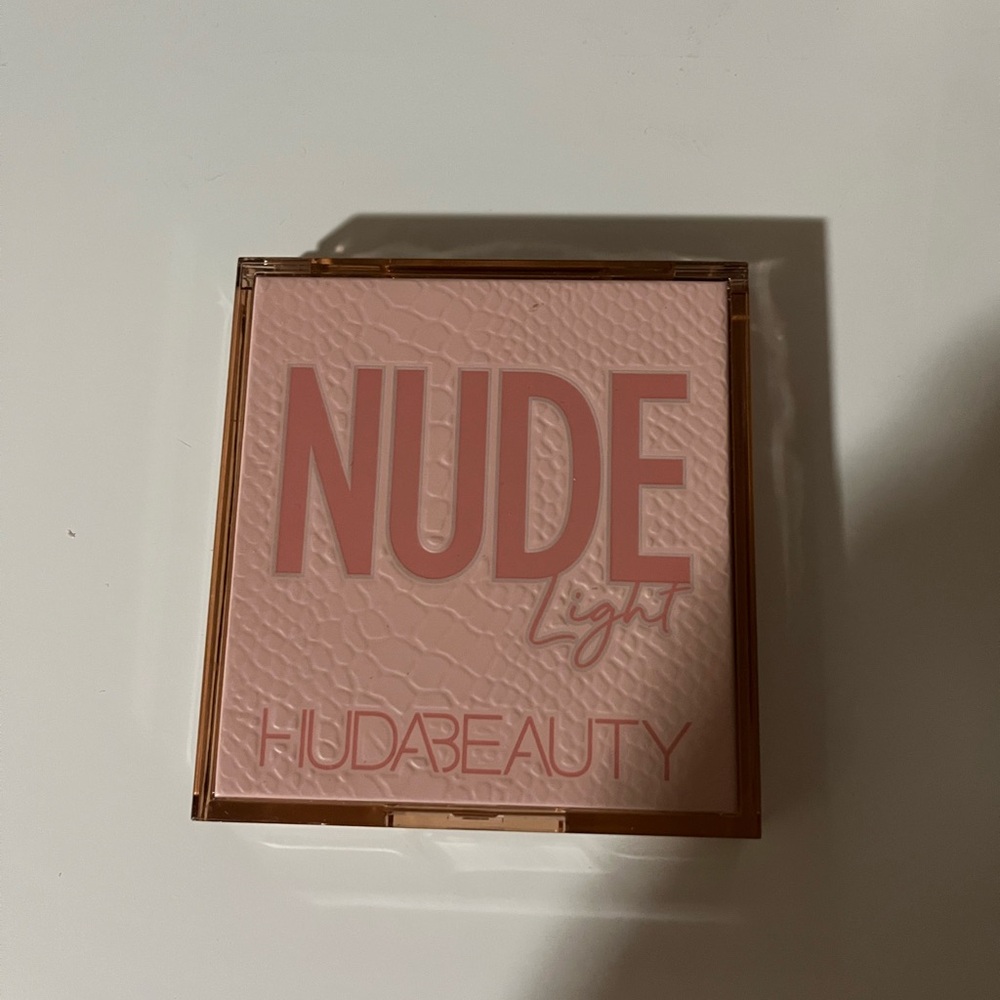 Huda beauty eyeshadow palette
